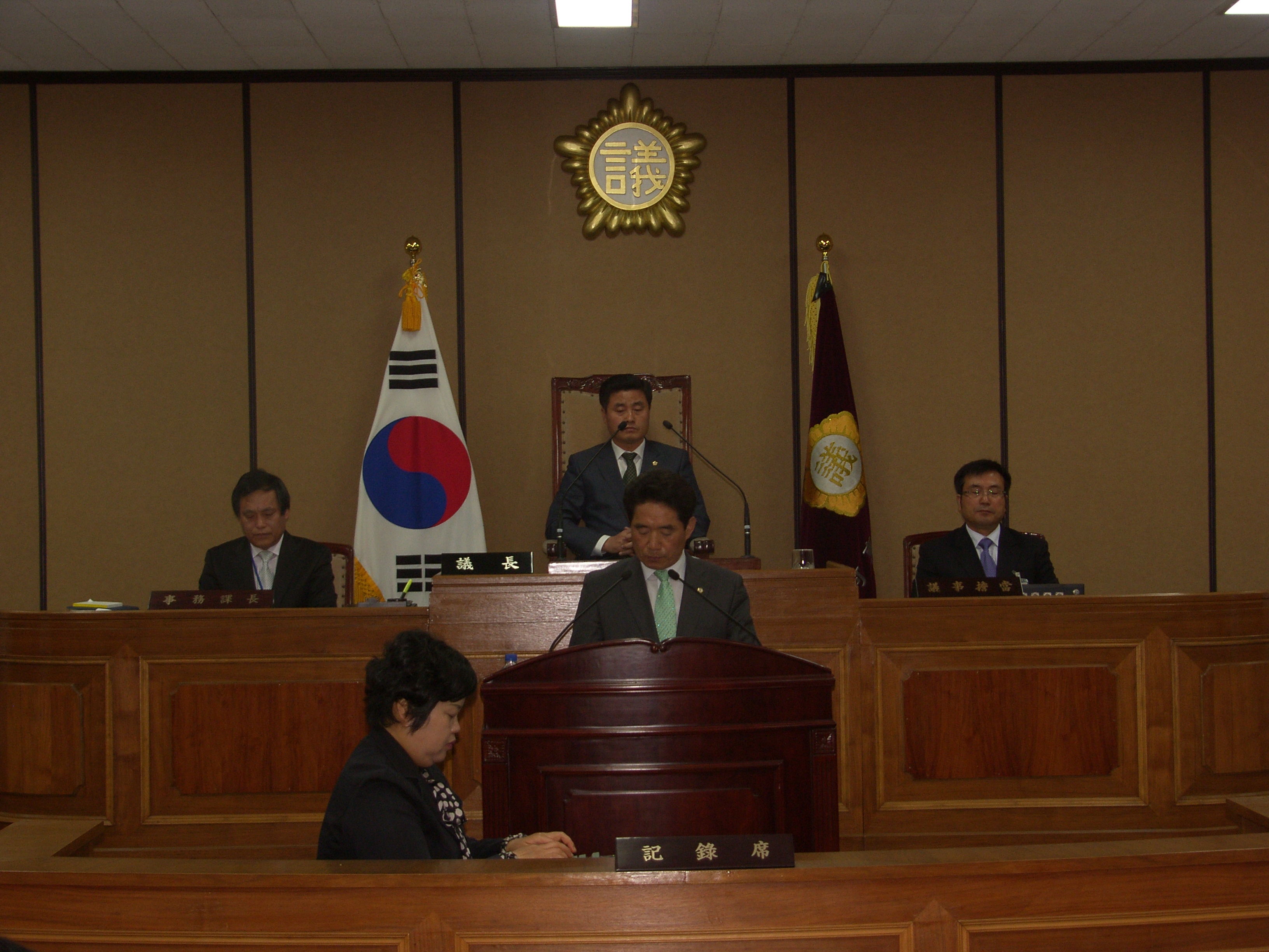 제213 하동군의회 제1차본회의(김진태의원 군수 및 관계공무원 출셕요구의건) 제안설명 장면 1
