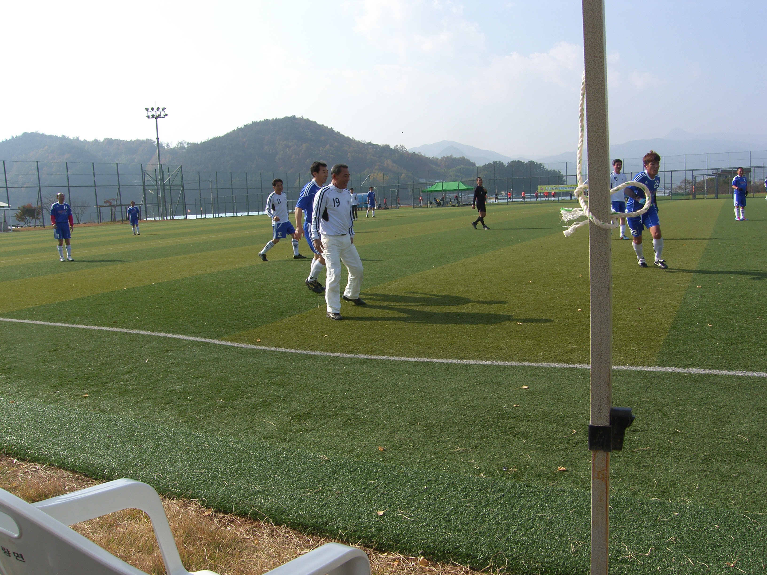 '13년(11.15일) 협회장기 직장별 축구대회 인조구장 백바지 노신사(정의근의원) 1