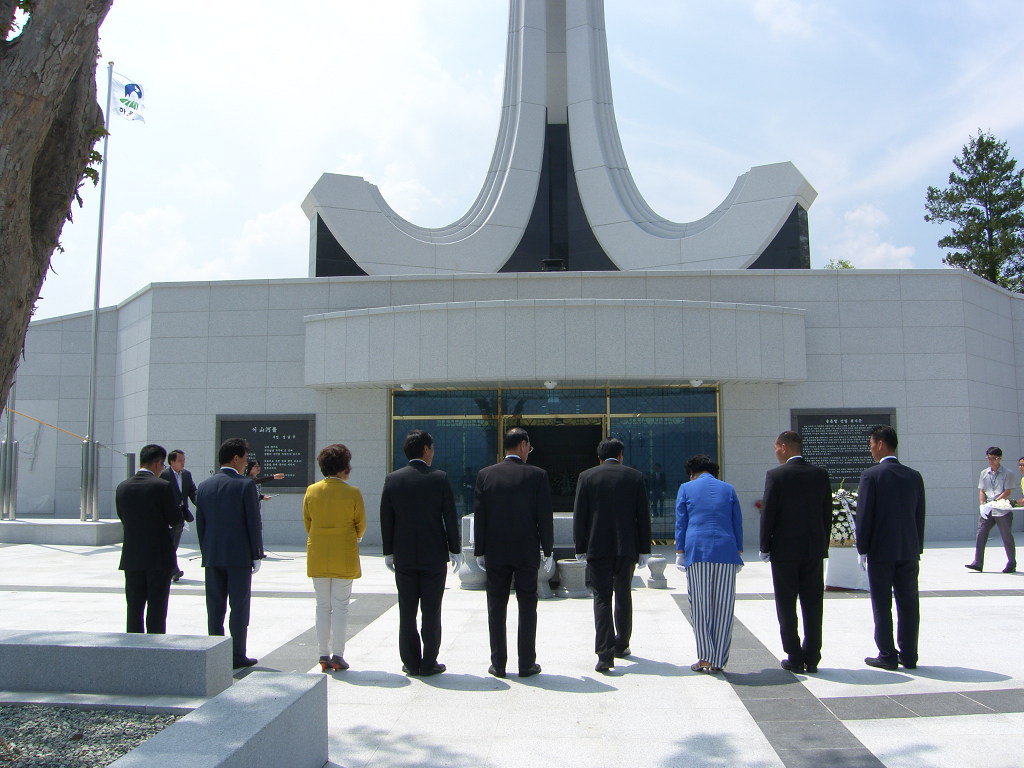 제7대 하동군의회 의원 충혼탑 참배('14. 7.1.14:00) 1
