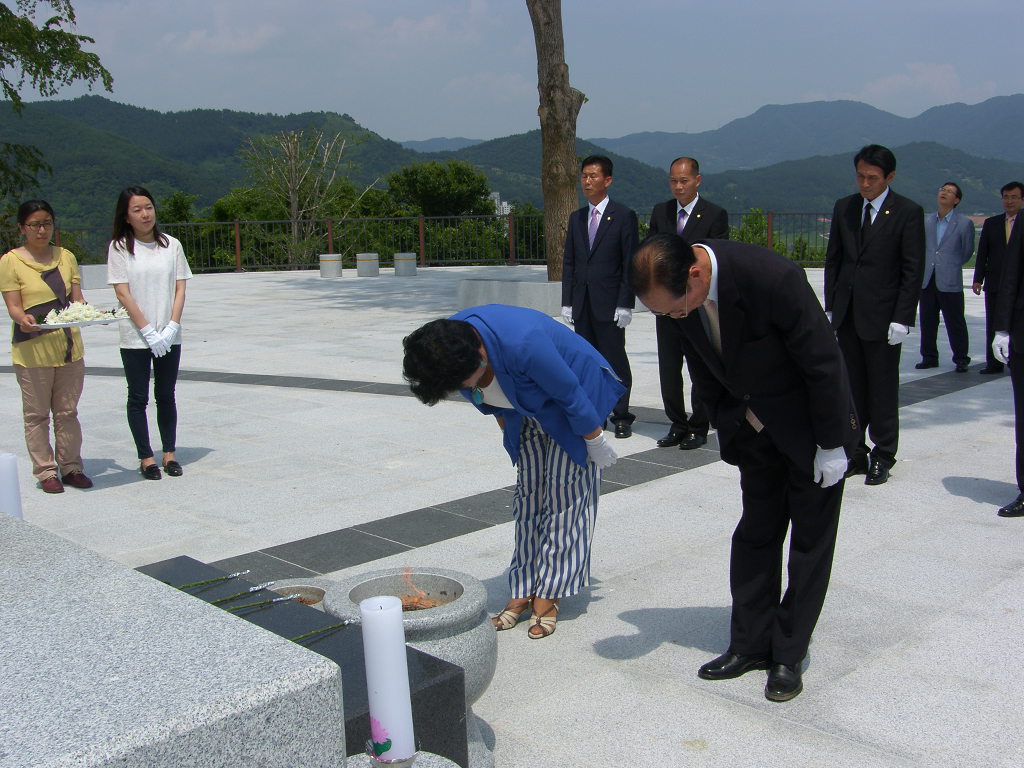 제7대 하동군의회 의원 충혼탑 참배('14. 7.1.14:00) 강상례의원&성석경부의장 1