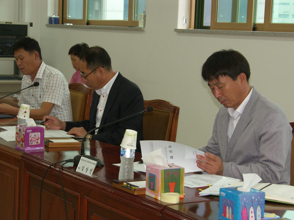 '14년 하동군의회 의원 공무국외여행 심사장면(김상 의회사무과장) 1