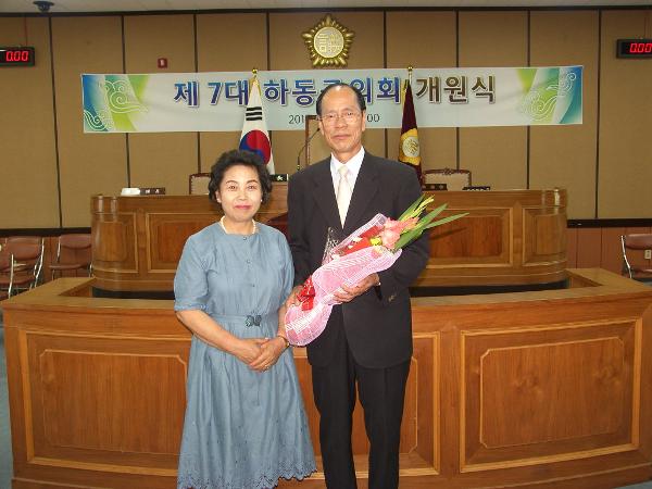 제225회 하동군의회 임시회('14. 7.1-성석경부의장 부부사진)